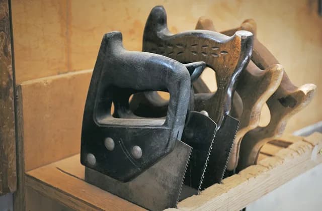 Serruchos de carpintero guardados en un taller de madera