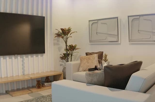 Téléviseur fixé au mur au-dessus d'un banc dans un salon lumineux