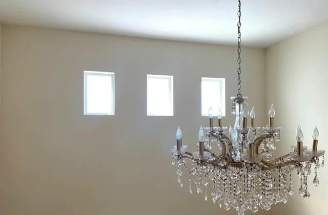 Sade beyaz tavana asılmış gümüş rengi kristal avize