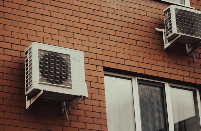 Außengeräte einer Split-Klimaanlage an einer Backsteinfassade