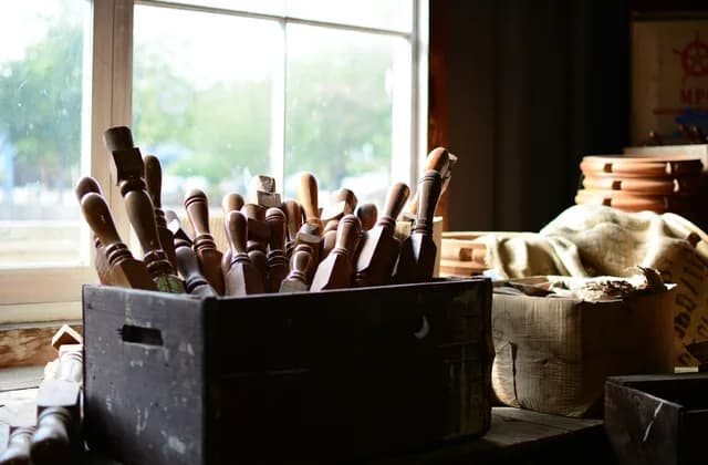 Caisse d’outils à manche en bois dans un atelier de menuiserie