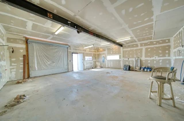 Grande pièce en travaux avec plaques de plâtre aux joints enduits