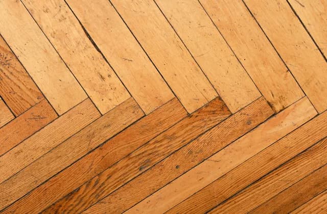 Parquet en bois posé à bâtons rompus, vu de près
