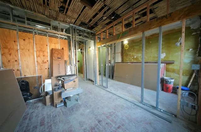 Obra interior con bastidores metálicos y placas listas para formar muros