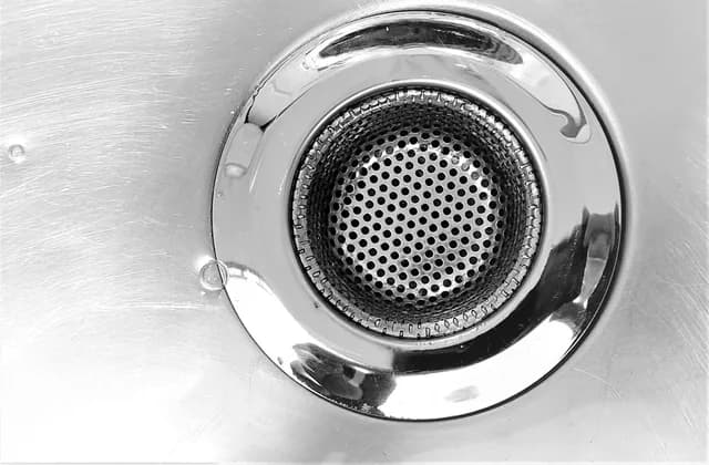 Gros plan sur la bonde d’un évier en inox