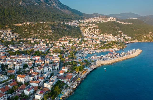 Kaş'ın havadan görünümü: yamaca yayılan evler, marina ve deniz