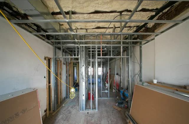 Metallständerwerk für Trockenbauwände in einem Raum im Umbau