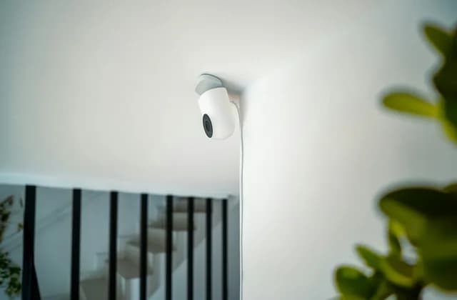 Kleine Innenkamera für die Hausüberwachung an einer hellen Wand